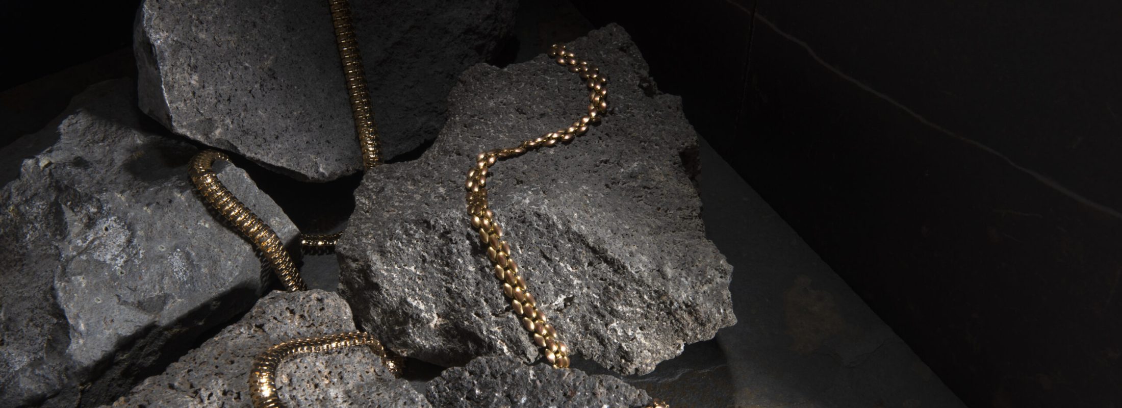 abstract-gold-chain-jewellery-presentation